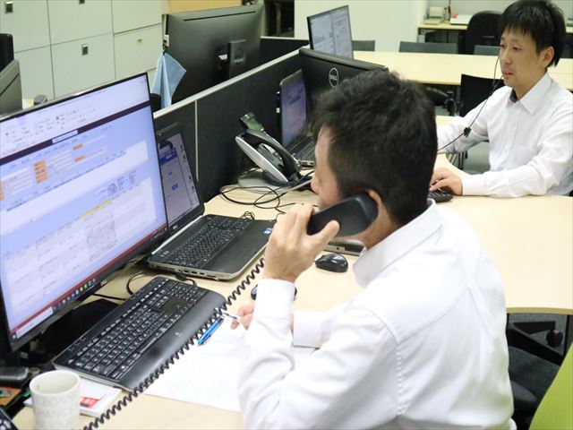 日中多くのお電話、FAX、emailが届き、最も忙しく応対しています