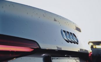 アウディA4走行シーン